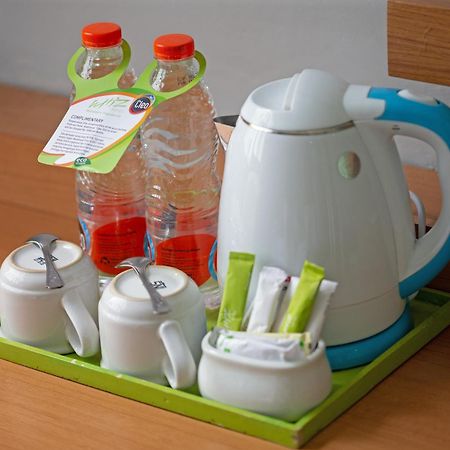 Whiz Hotel Malioboro Джокякарта Екстериор снимка