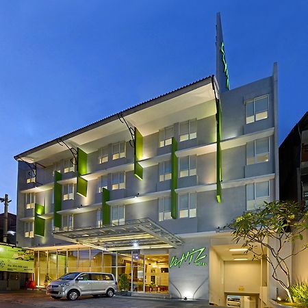 Whiz Hotel Malioboro Джокякарта Екстериор снимка