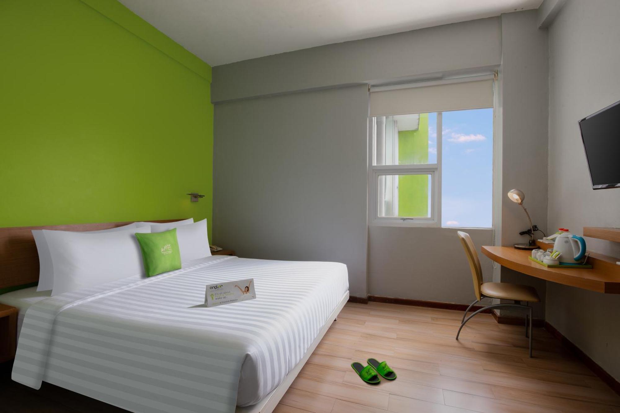 Whiz Hotel Malioboro Джокякарта Екстериор снимка
