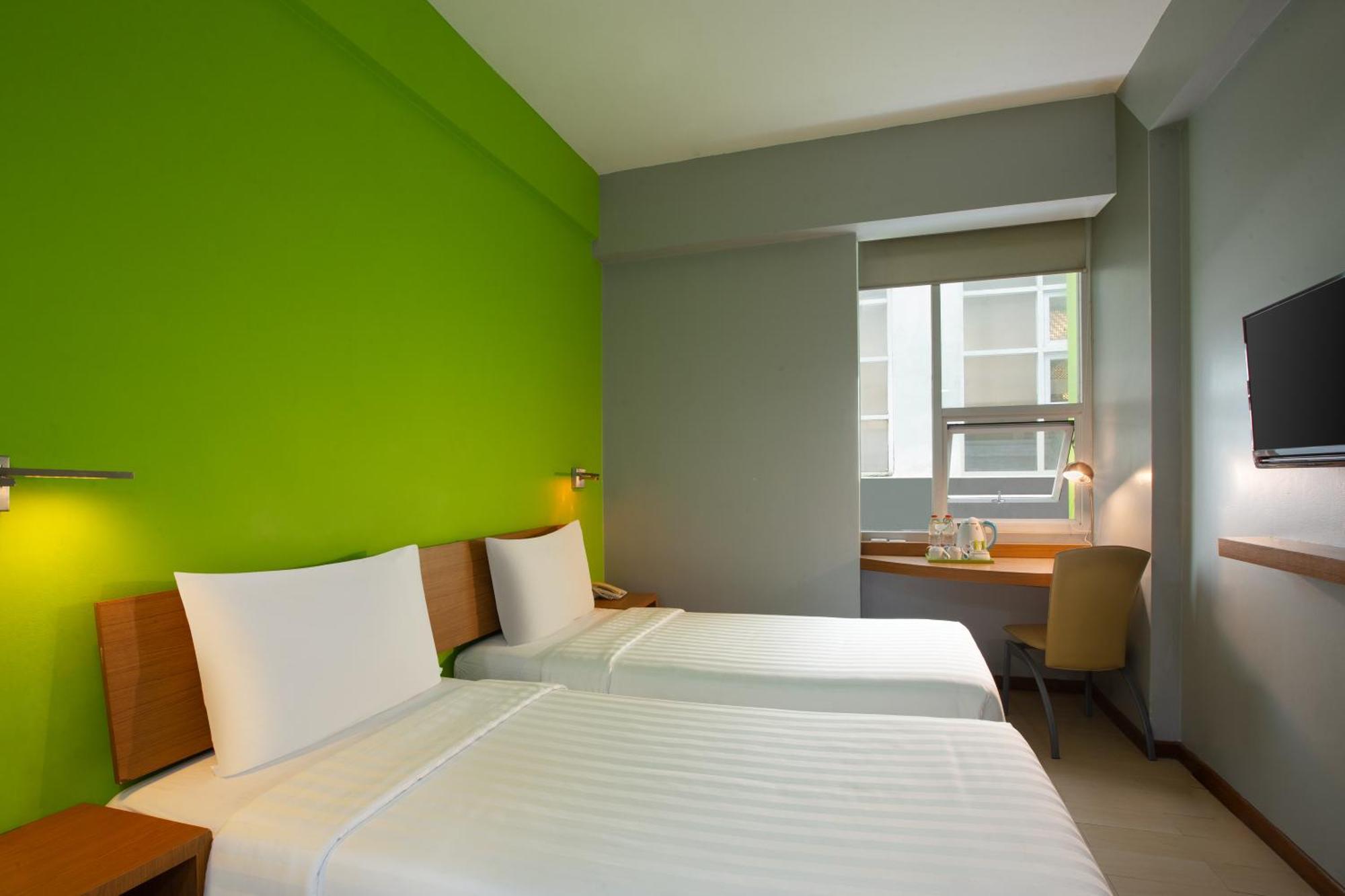 Whiz Hotel Malioboro Джокякарта Екстериор снимка