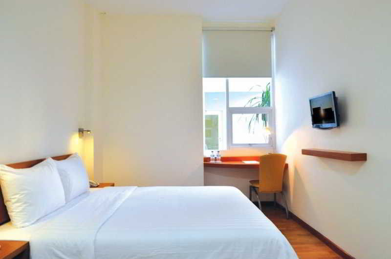 Whiz Hotel Malioboro Джокякарта Екстериор снимка