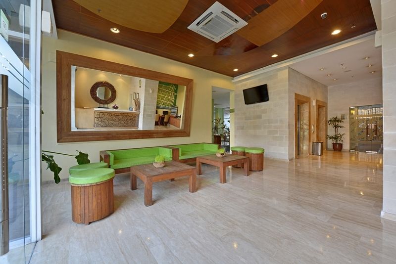 Whiz Hotel Malioboro Джокякарта Екстериор снимка