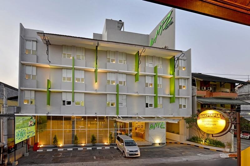 Whiz Hotel Malioboro Джокякарта Екстериор снимка