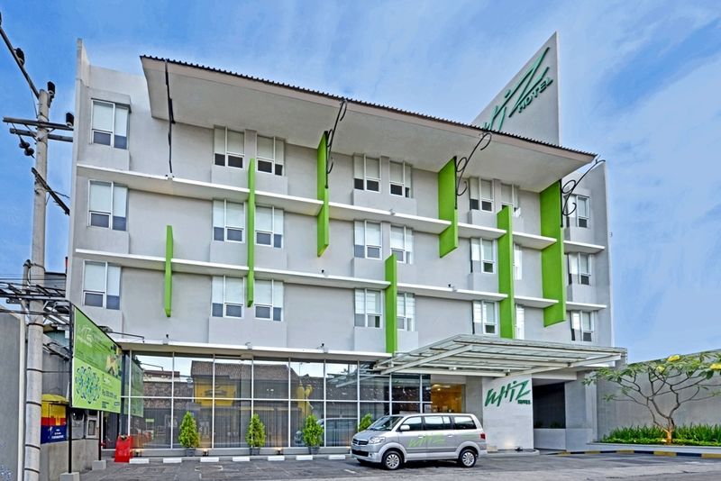 Whiz Hotel Malioboro Джокякарта Екстериор снимка