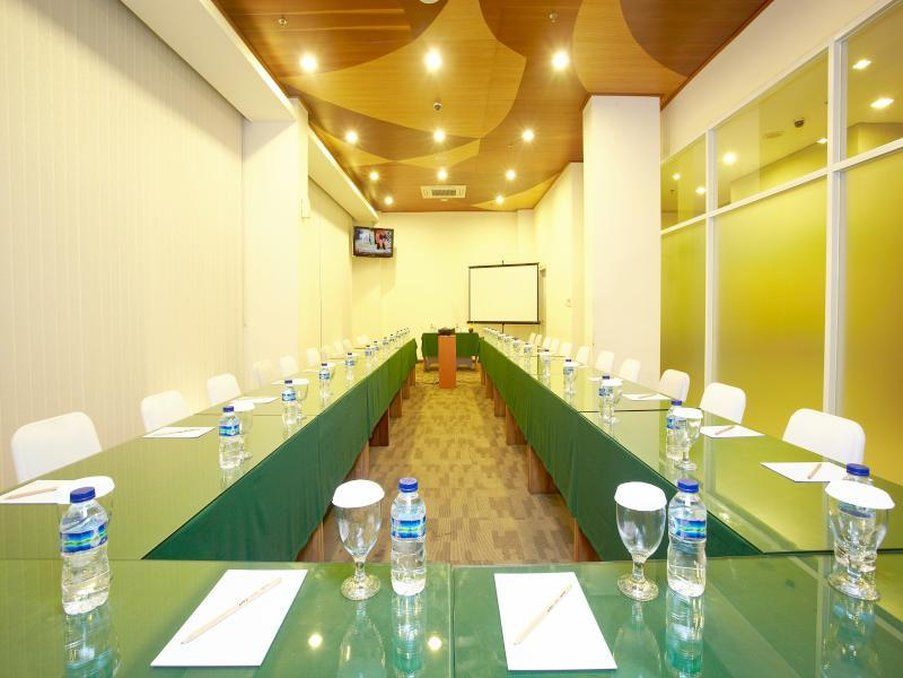 Whiz Hotel Malioboro Джокякарта Екстериор снимка