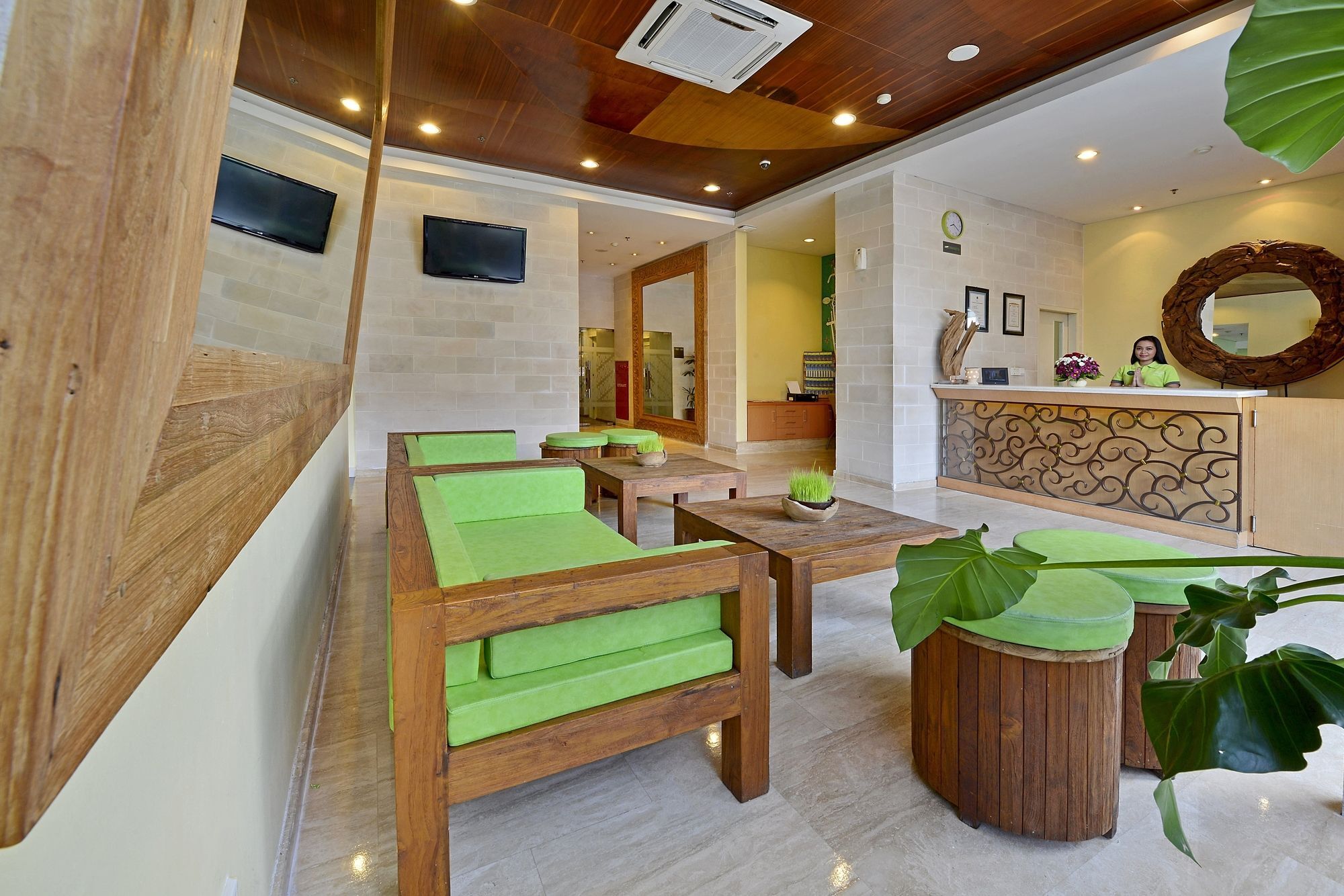 Whiz Hotel Malioboro Джокякарта Екстериор снимка