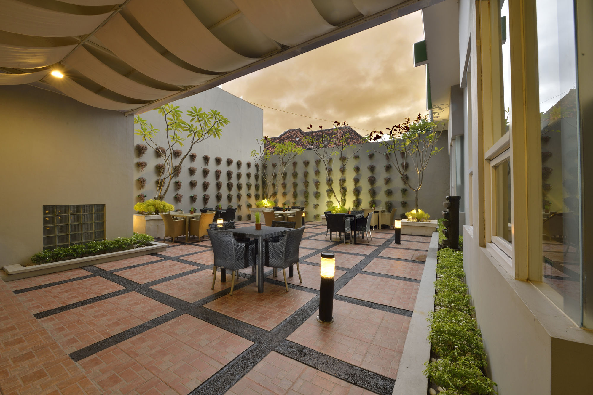 Whiz Hotel Malioboro Джокякарта Екстериор снимка