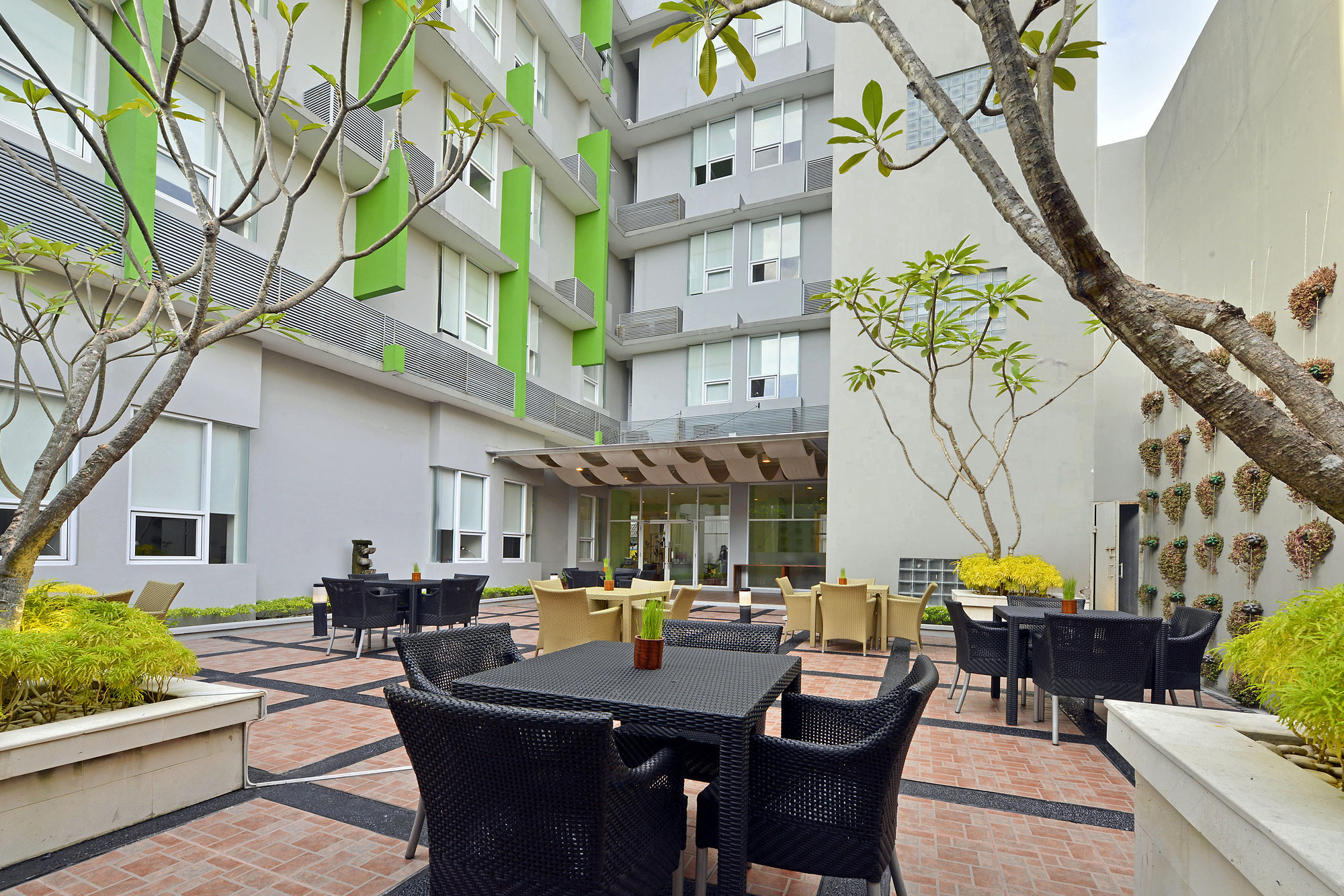 Whiz Hotel Malioboro Джокякарта Екстериор снимка