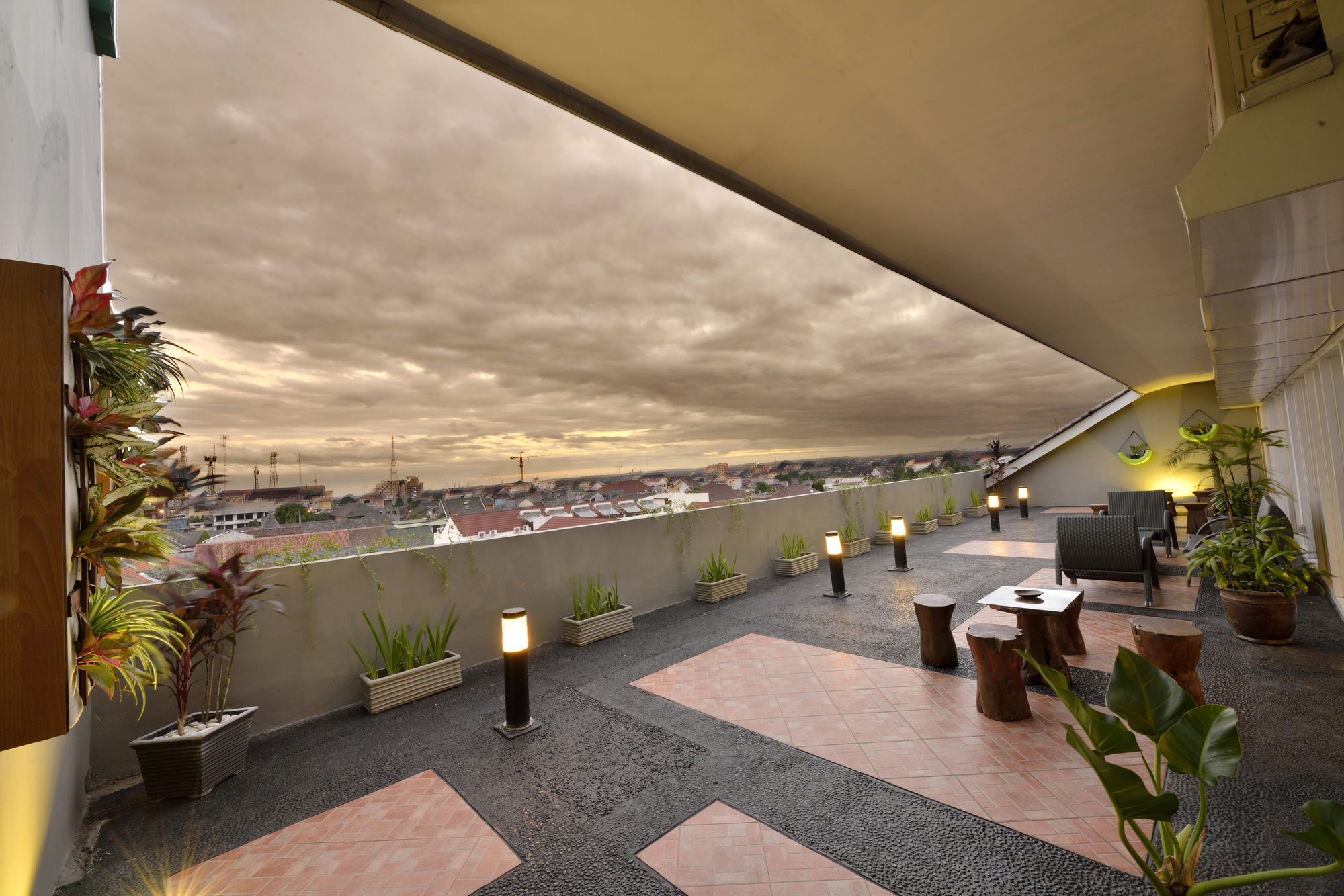 Whiz Hotel Malioboro Джокякарта Екстериор снимка
