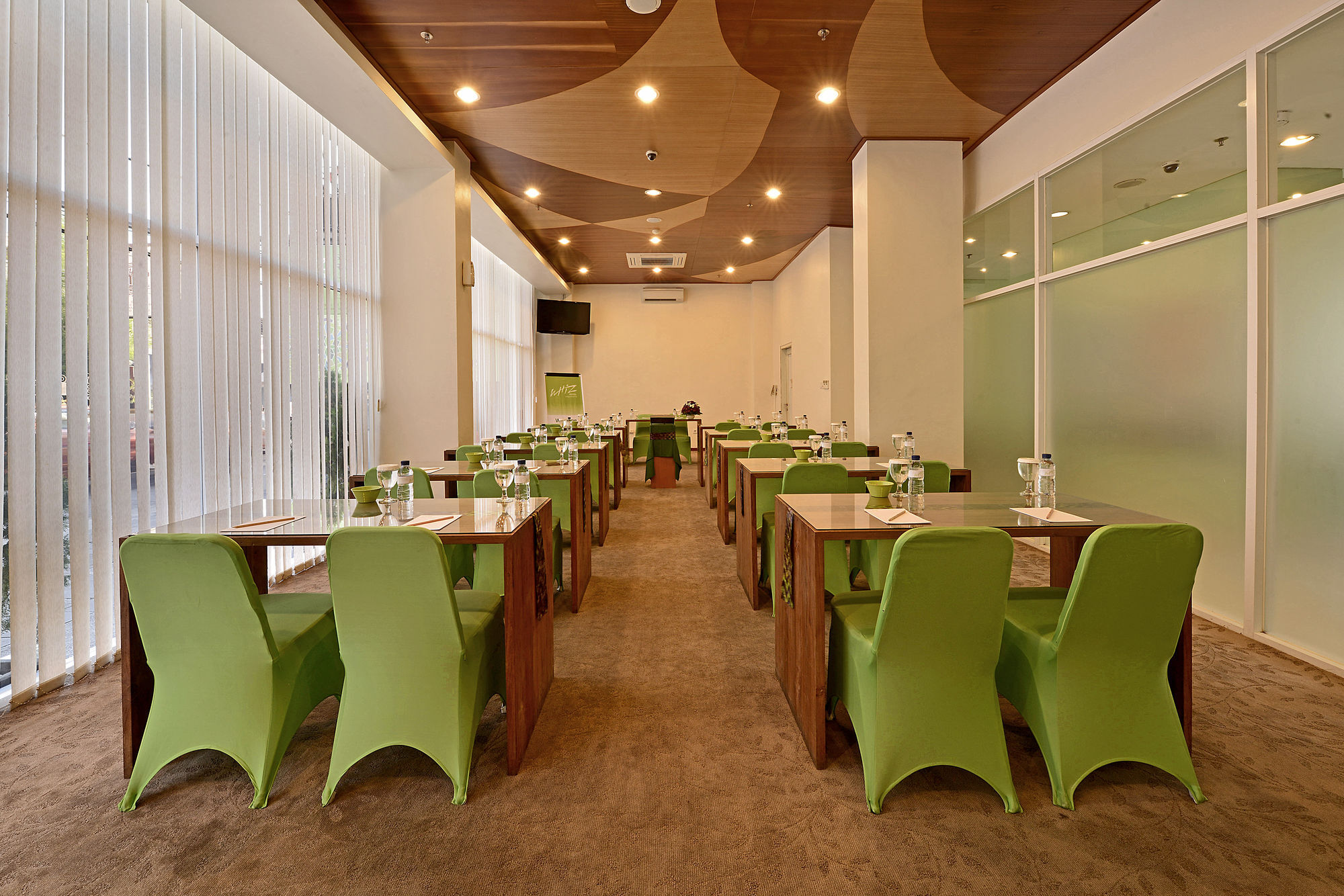 Whiz Hotel Malioboro Джокякарта Екстериор снимка