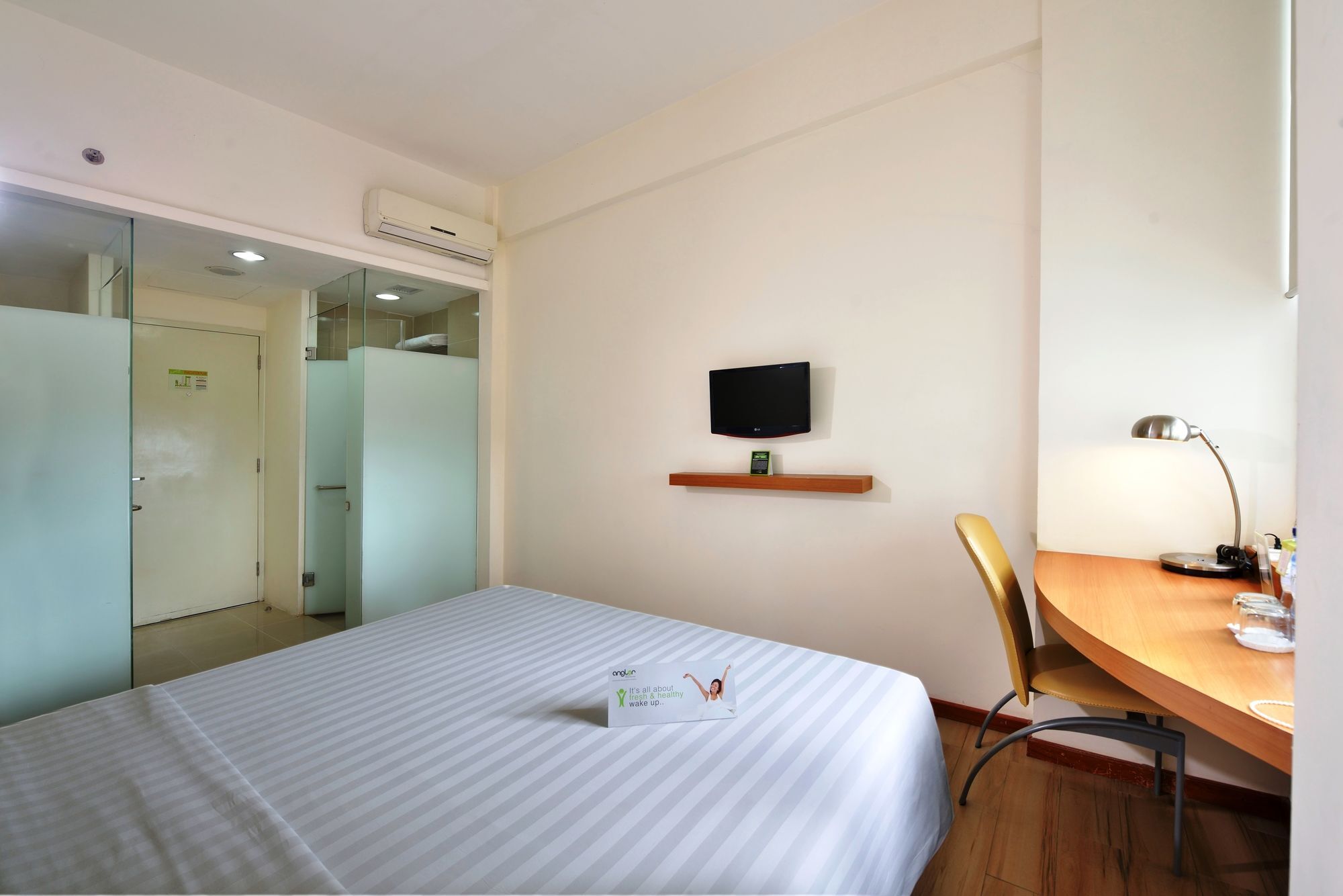 Whiz Hotel Malioboro Джокякарта Екстериор снимка