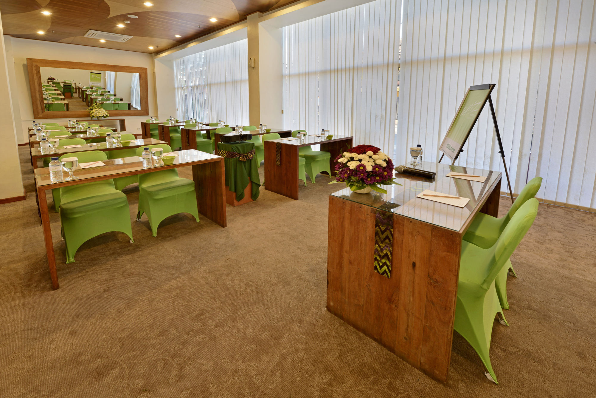 Whiz Hotel Malioboro Джокякарта Екстериор снимка