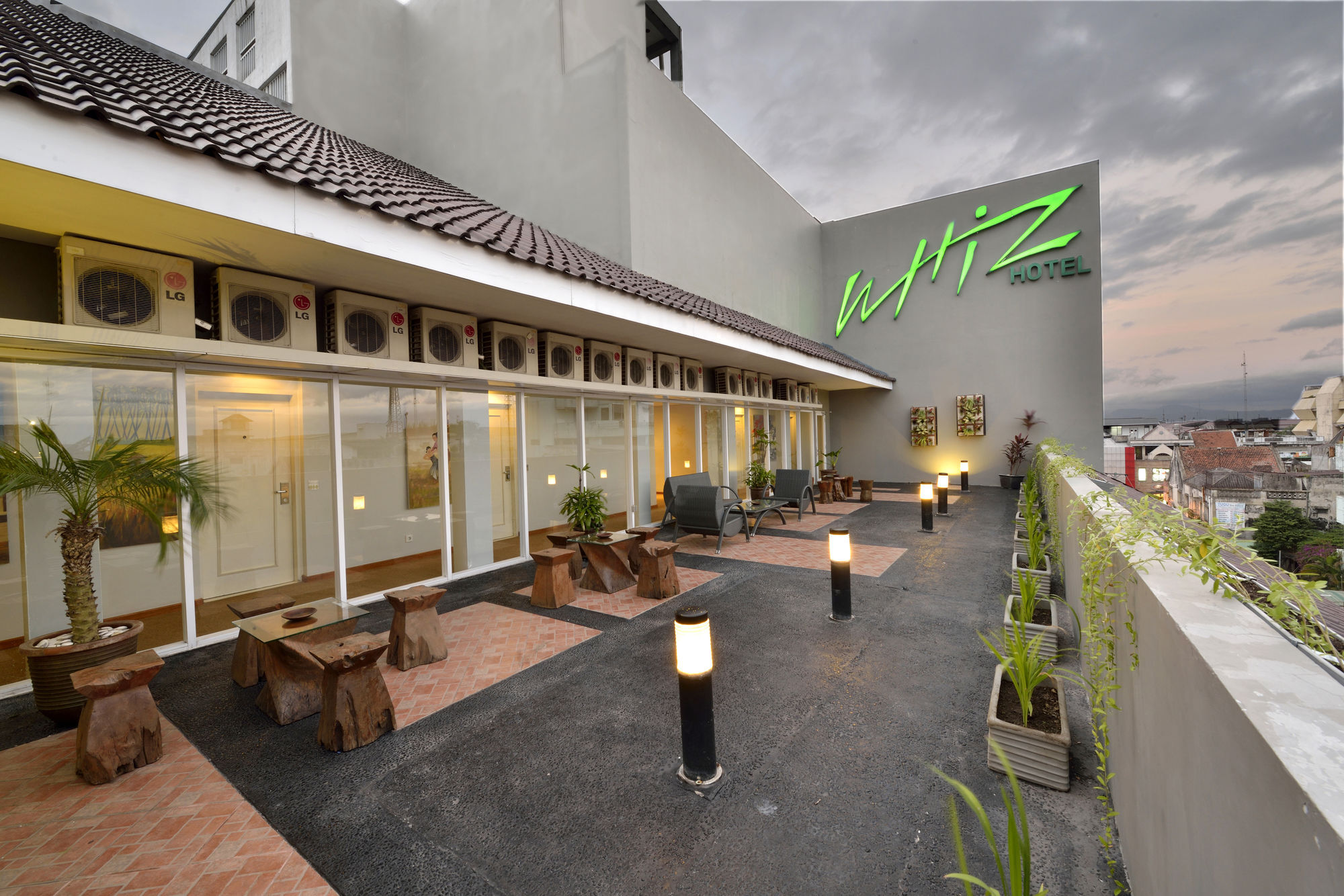 Whiz Hotel Malioboro Джокякарта Екстериор снимка