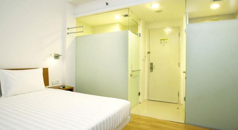 Whiz Hotel Malioboro Джокякарта Екстериор снимка